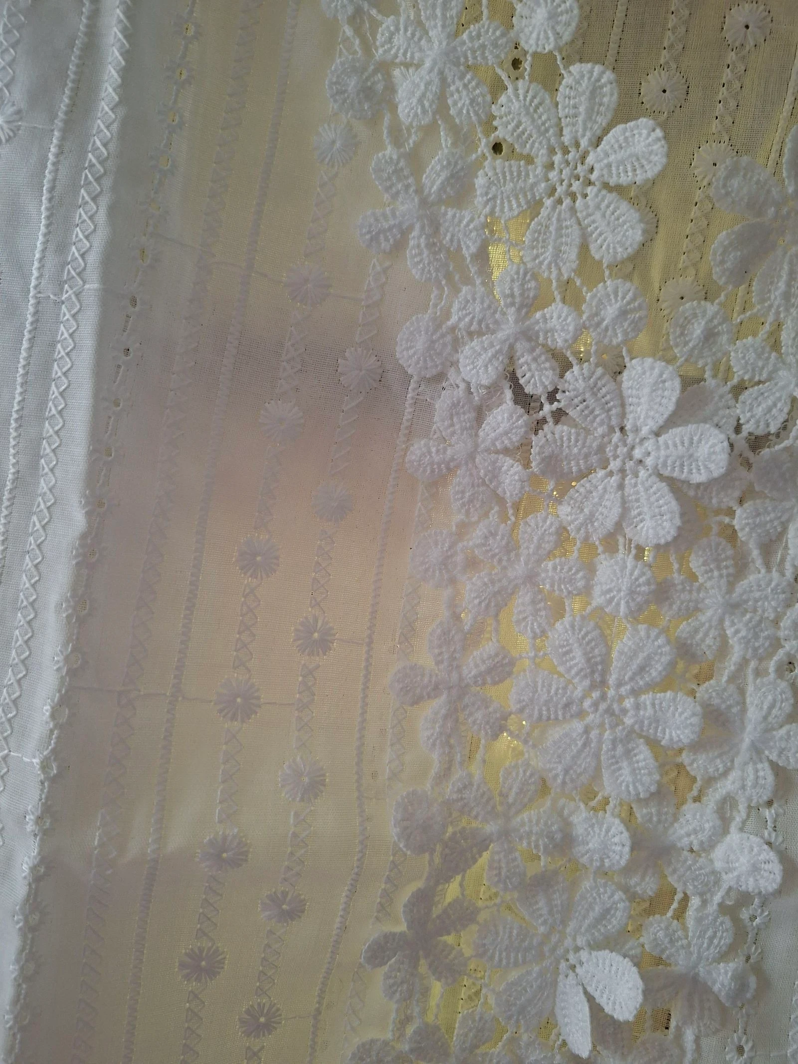 Top blanc brodé fleuri sans manches – dentelle – Taille L – Neuf – photo 3